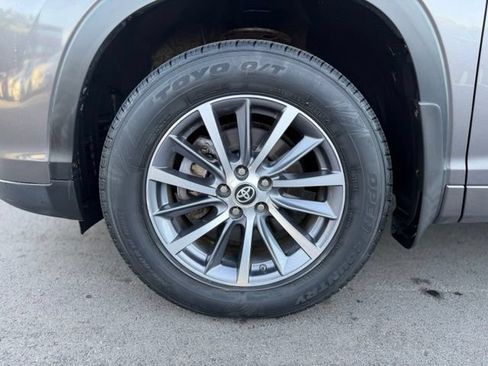 Used 2017 Toyota Highlander XLE w/ Carpet Mat Package AWD/4WD image 28