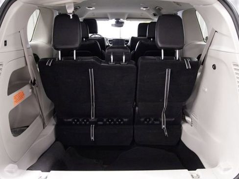 Used 2024 Chrysler Pacifica Touring-L image 23