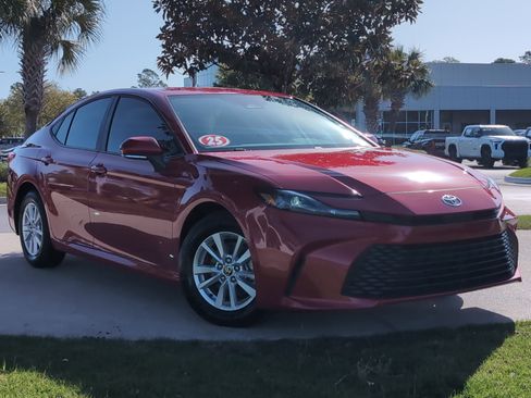 Used 2025 Toyota Camry LE w/ Convenience Package image 2