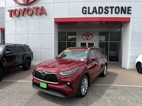 Used 2023 Toyota Highlander Platinum AWD/4WD image 1
