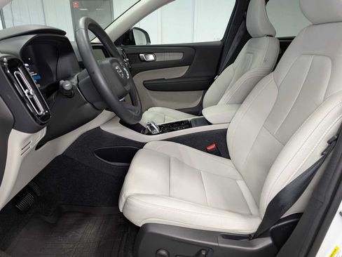 Used 2025 Volvo XC40 B5 Plus w/ Protection Package Premier AWD/4WD image 4