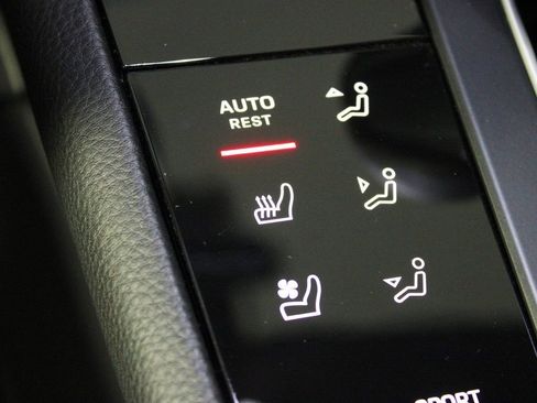 Certified 2026 Porsche Macan AWD/4WD image 30