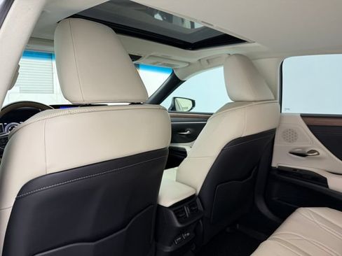 Used 2025 Lexus ES 300h w/ Technology Package FWD image 31