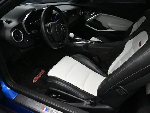 Used 2018 Chevrolet Camaro SS RWD image 9