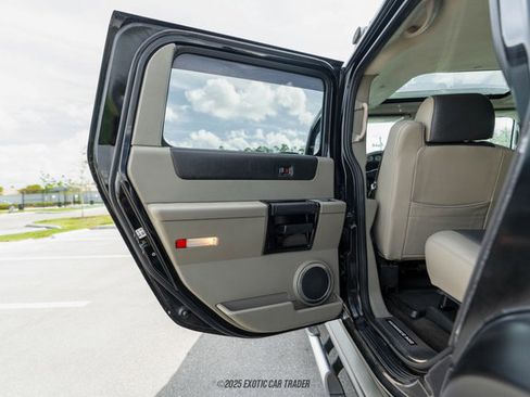 Used 2004 HUMMER H2 w/ Preferred Equipment Group image 45