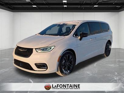 New 2026 Chrysler Pacifica Select