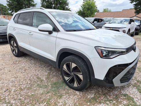 Used 2025 Volkswagen Taos SE image 4