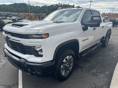 Used 2024 Chevrolet Silverado 2500 Custom w/ Custom Value Package AWD/4WD image 4