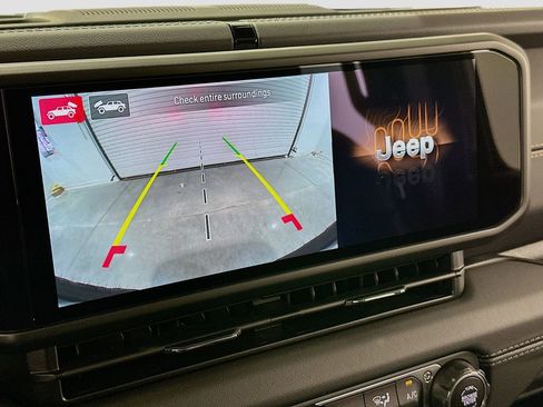 Used 2025 Jeep Wrangler Sahara image 14