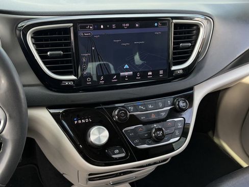 Used 2022 Chrysler Pacifica Touring-L w/ Uconnect Theater Family Group image 19