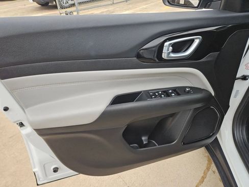 Used 2025 Jeep Compass Limited image 14