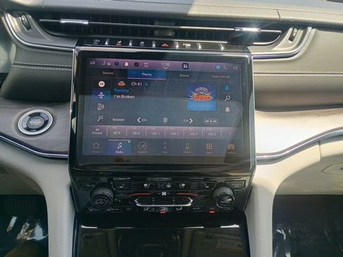 Used 2023 Jeep Grand Cherokee Overland w/ Luxury Tech Group IV AWD/4WD image 32