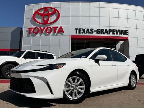 Used 2025 Toyota Camry LE image 2