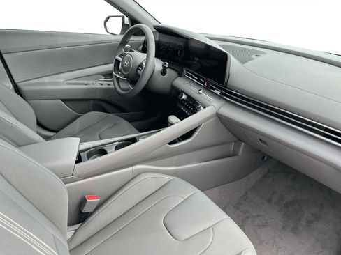 Used 2025 Hyundai Elantra Blue image 15