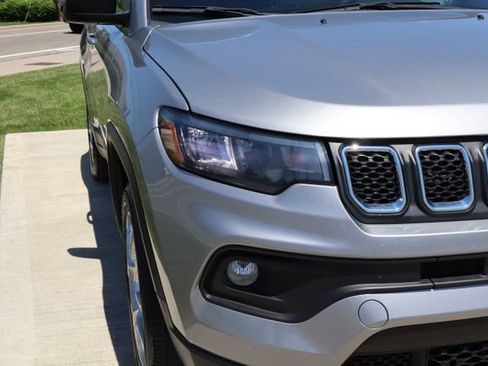 Used 2023 Jeep Compass Latitude AWD/4WD image 3
