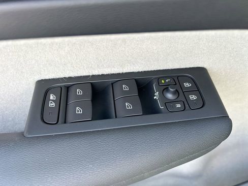 Used 2019 Volvo XC40 T5 Momentum image 23