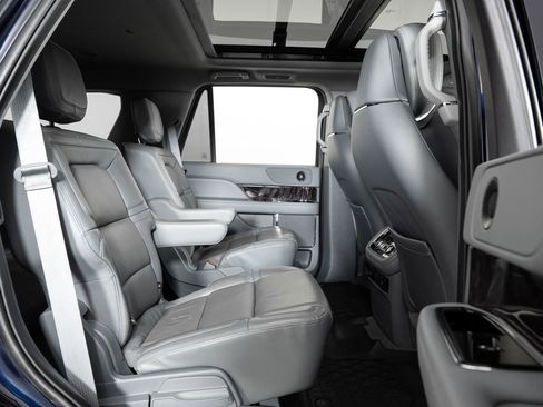 Used 2021 Lincoln Navigator Reserve w/ Cargo Convenience Package image 26