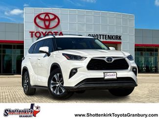 Used 2021 Toyota Highlander XLE AWD/4WD video 1