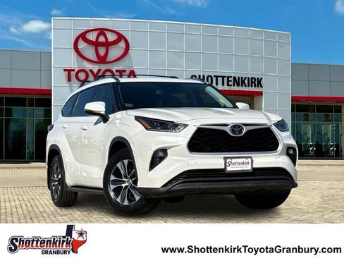 Used 2021 Toyota Highlander XLE AWD/4WD image 1
