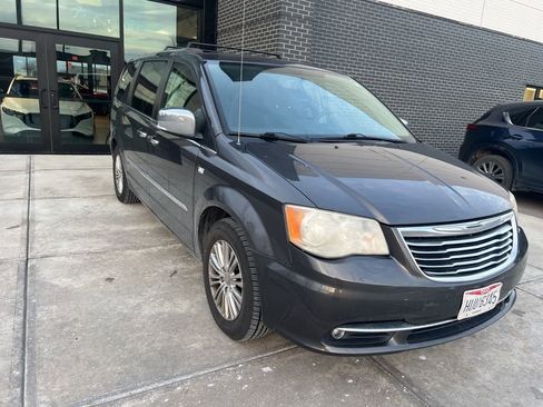 Used 2014 Chrysler Town & Country Touring-L image 1