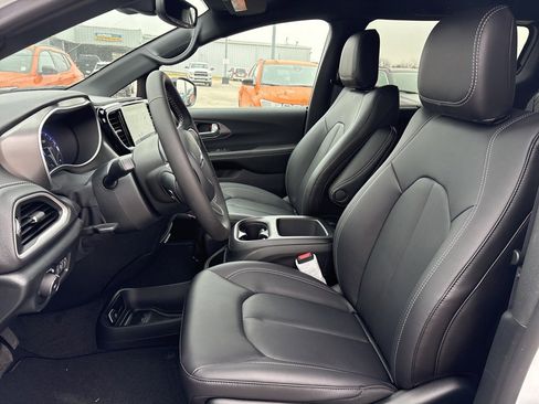 New 2026 Chrysler Pacifica Select image 9