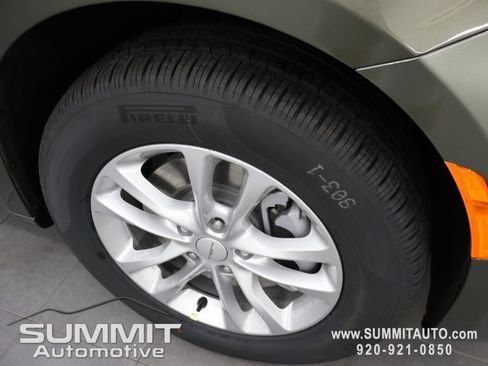 New 2027 Chrysler Pacifica Select AWD/4WD image 3