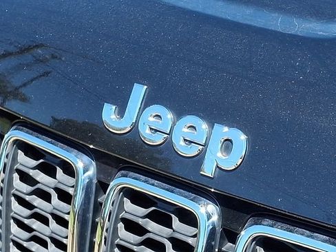 Used 2019 Jeep Grand Cherokee Laredo RWD image 27