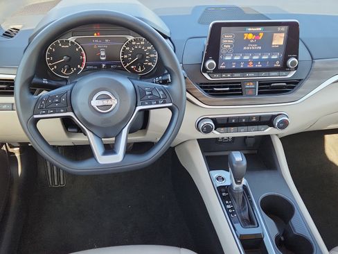 Used 2025 Nissan Altima 2.5 SV FWD image 12