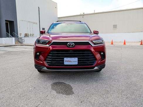 Certified 2024 Toyota Grand Highlander AWD image 3