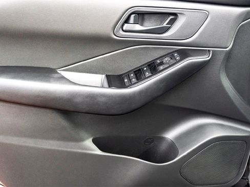 Used 2025 Nissan Rogue S image 10