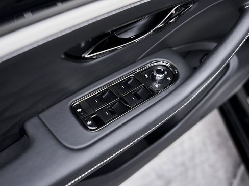 Used 2025 Bentley Flying Spur Plug-In Hybrid image 33