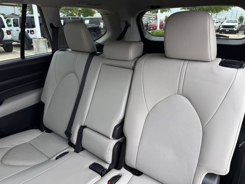 Used 2024 Toyota Grand Highlander AWD image 30