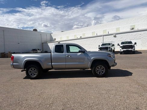 Used 2017 Toyota Tacoma SR5 w/ Tow Package RWD image 4