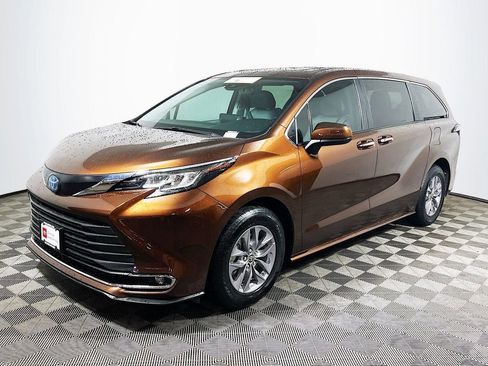 Certified 2022 Toyota Sienna XLE FWD image 4