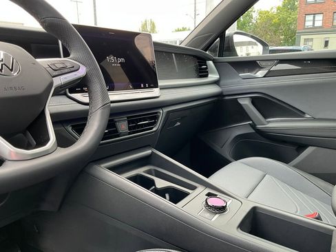 New 2025 Volkswagen Tiguan SE R-Line image 19
