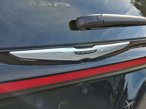 Used 2024 Chrysler Pacifica Touring-L image 31