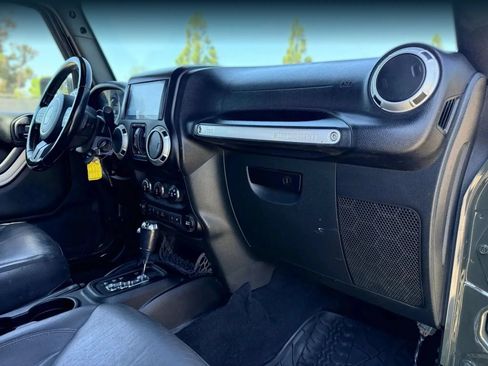 Used 2015 Jeep Wrangler Unlimited Sahara w/ Connectivity Group AWD/4WD image 19