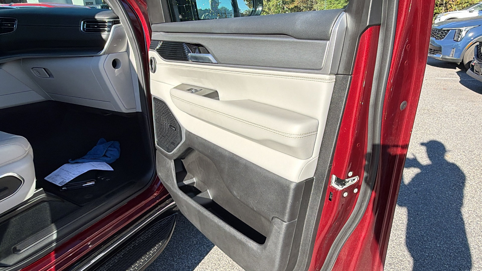 Used 2025 Jeep Wagoneer 4WD w/ Premium Group I image 19