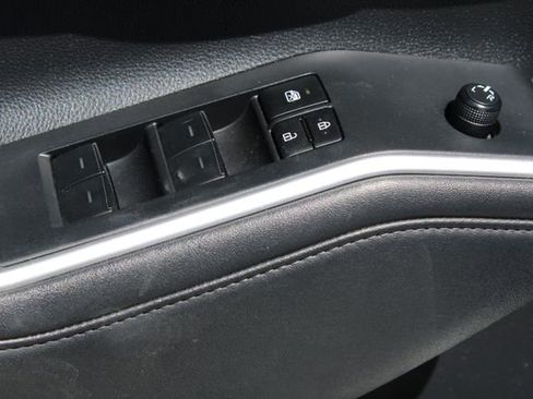 Used 2024 Toyota Highlander LE AWD/4WD image 11
