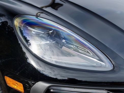 Certified 2025 Porsche Macan AWD/4WD image 15