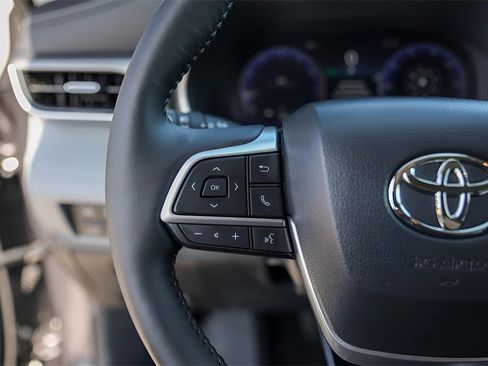 Used 2025 Toyota Highlander Platinum image 17