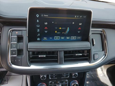 Used 2024 Chevrolet Suburban LT w/ Luxury Package image 17