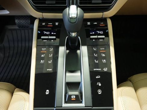 New 2026 Porsche Macan image 23