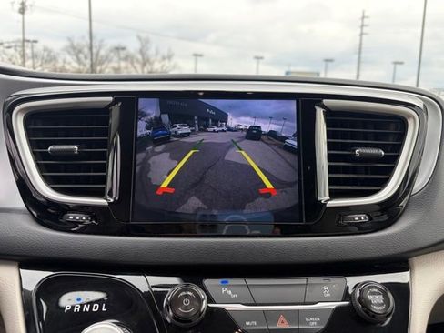 Used 2018 Chrysler Pacifica Touring-L image 29