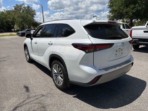 Used 2025 Toyota Highlander Platinum AWD/4WD image 3