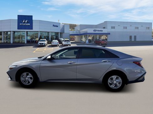 Certified 2026 Hyundai Elantra SE FWD image 3