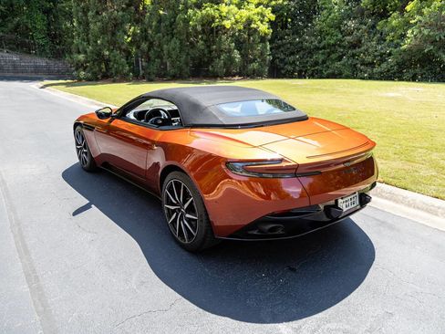 Used 2021 Aston Martin DB11 Volante RWD image 14