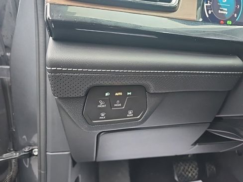 Used 2024 Volkswagen Atlas SE image 16