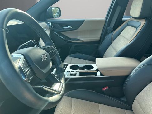 Used 2025 Chevrolet Equinox ACTIV w/ Safety and Technology Package FWD image 3