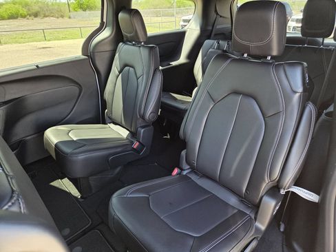 New 2026 Chrysler Pacifica Select FWD image 20